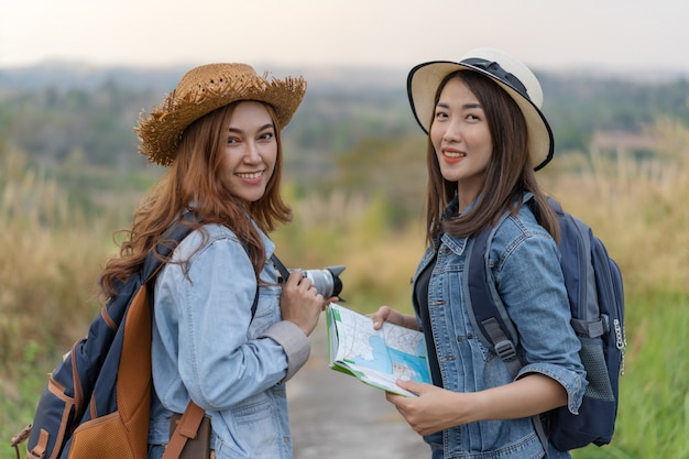 Deux femme touriste avec sac à dos dans la campagne