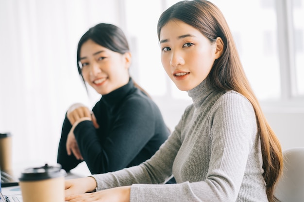 Deux femmes d'affaires asiatiques sont réunies au bureau