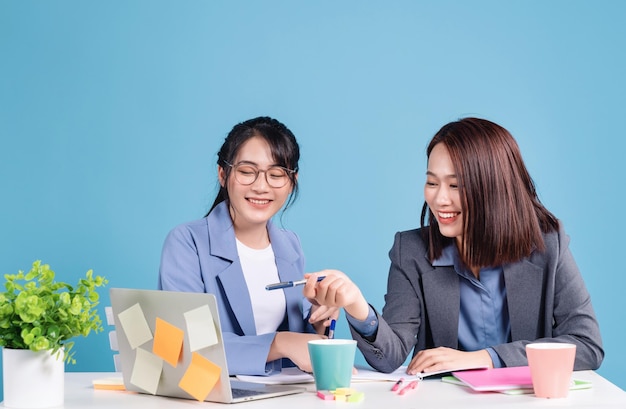 Deux femmes d'affaires asiatiques travaillant en arrière-plan