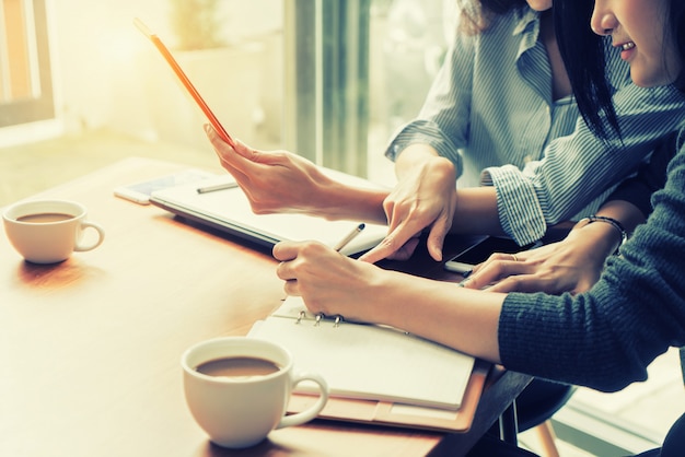 Deux femmes d&#39;affaires asiatiques travaillant avec tablette numérique au bureau. Concept d&#39;équipe d&#39;affaires