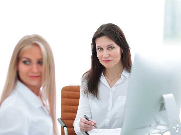 Deux femmes d'affaires assis au bureau dans le bureau.photo avec espace de copie