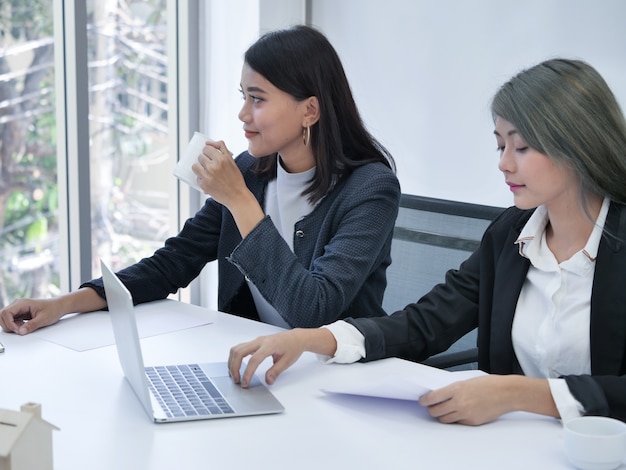 Deux femmes d&#39;affaires dans la salle de réunion.