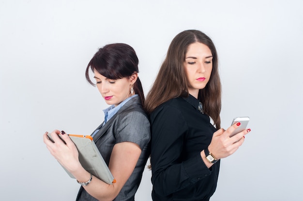 Deux femmes d'affaires debout dos à l'autre