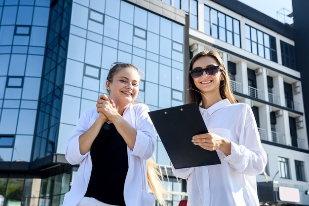 Deux femmes d'affaires debout à l'extérieur