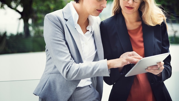 Deux femmes d&#39;affaires en déplacement