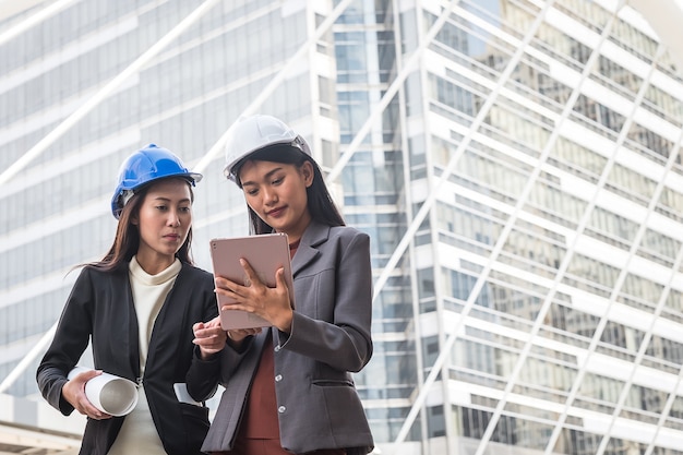 Deux femmes d'affaires, ingénieurs industriels debout devant bui