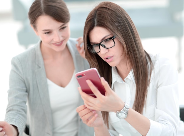 Deux femmes d'affaires prenant des selfies au bureau