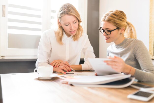 Deux femmes d'affaires travaillant ensemble sur le projet