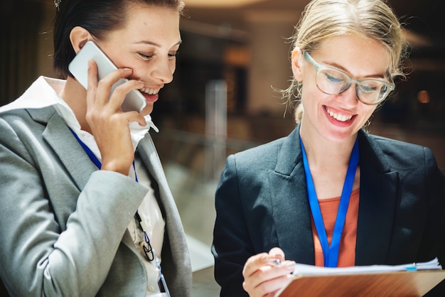 Deux femmes d&#39;affaires travaillant ensemble