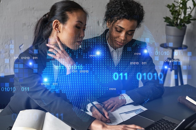 Deux femmes d'affaires travaillent ensemble dans un bureau moderne sur un nouveau projet Double exposition Concept de réussite Carte du monde de la planète terre