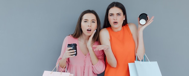 Deux femmes après le shopping