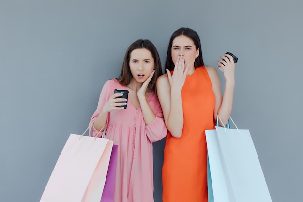 Deux femmes après le shopping