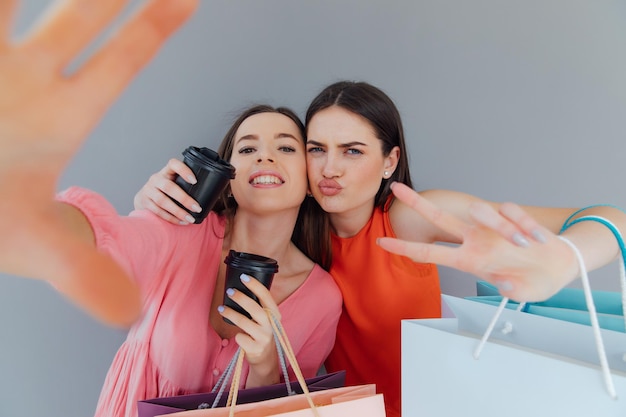 Deux femmes après le shopping