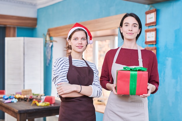 Deux femmes artisans à Noël