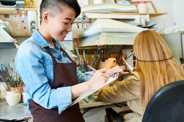 Deux femmes artistes collaborant en atelier