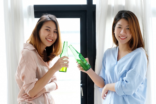 Deux femmes asiatiques buvant de la bière à la fête