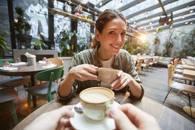 Photo deux femmes bavardant autour d'un café