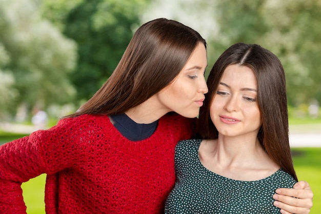 Deux femmes bavardent