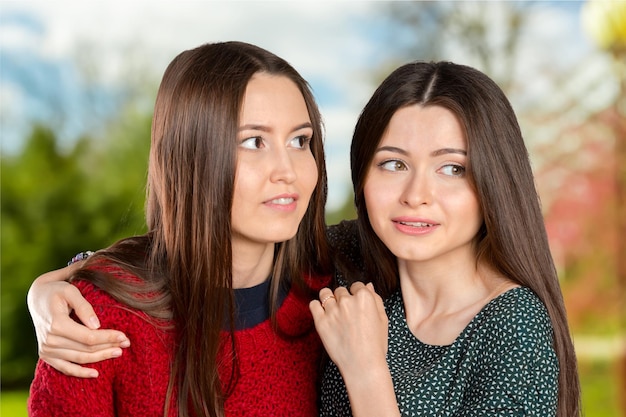 Deux femmes bavardent