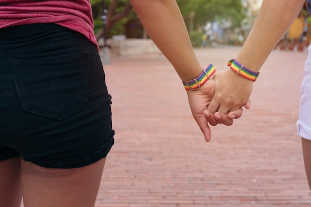 Deux femmes avec des bracelets lgtb. Notion LGBT