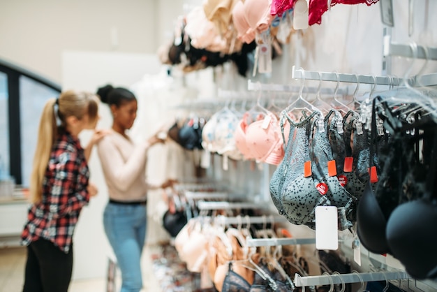 Deux femmes choisissant des sous-vêtements