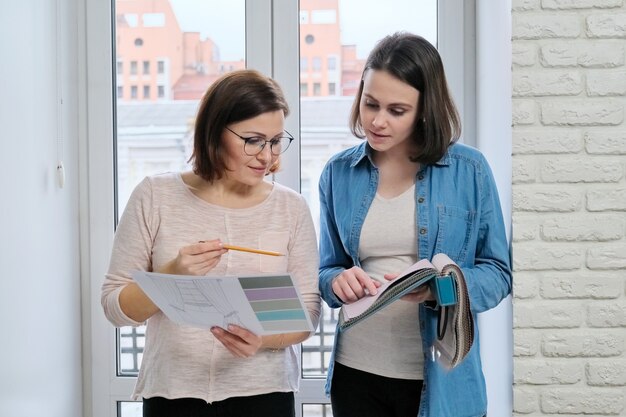 Deux femmes choisissant des tissus pour rideaux