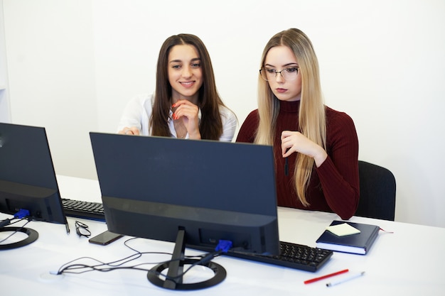 Deux femmes collègues au bureau travaillant ensemble