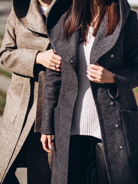 Deux femmes dans un manteau élégant