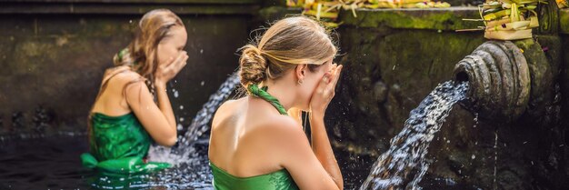 Deux femmes dans le temple de l'eau de source sacrée à bali, l'enceinte du temple se compose d'un petirtaan ou d'un bain