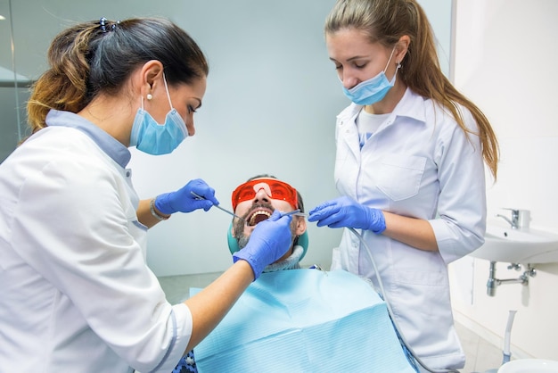 Deux femmes dentistes