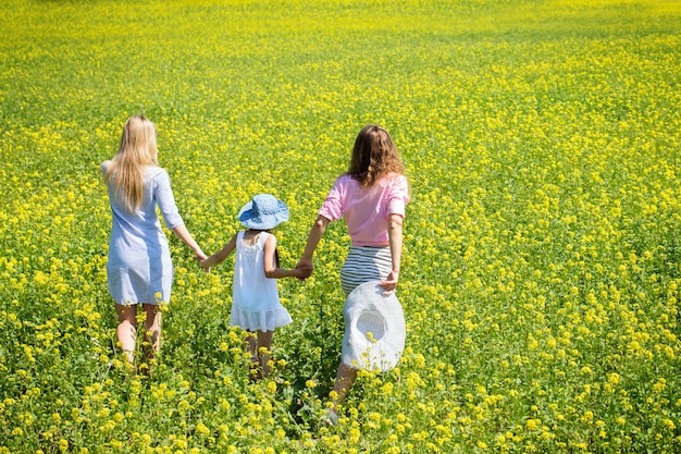 Deux femmes avec un enfant