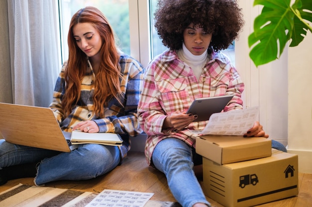 Deux femmes entrepreneurs faisant des colis pour envoyer leurs commandes commerciales à leurs clients Concept travail d'équipe de petites entreprises