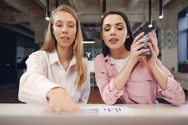 Deux femmes entrepreneurs travaillant ensemble au bureau