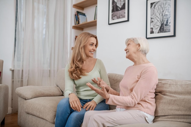 Deux femmes gaies parlant dans le salon