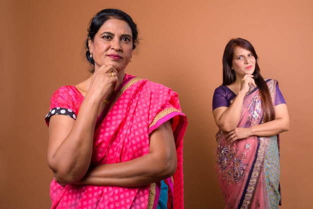 Deux femmes indiennes matures portant des vêtements traditionnels indiens Sari ensemble