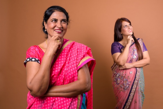 Deux femmes indiennes matures portant des vêtements traditionnels indiens Sari ensemble