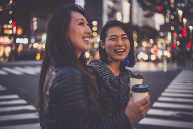 Deux femmes japonaises à Tokyo pendant la journée. Faire du shopping et s'amuser