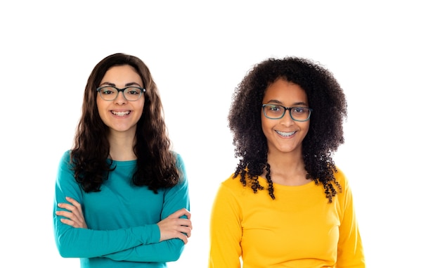 Deux femmes joyeuses amis filles isolées sur fond blanc