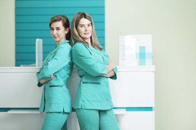 Deux femmes médecins ou infirmières regardant la caméra.