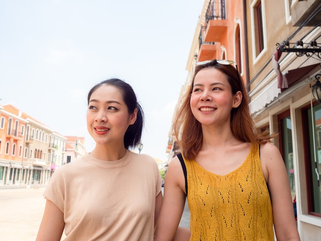 Deux femmes meilleures amies marchant sur la belle rue européenne