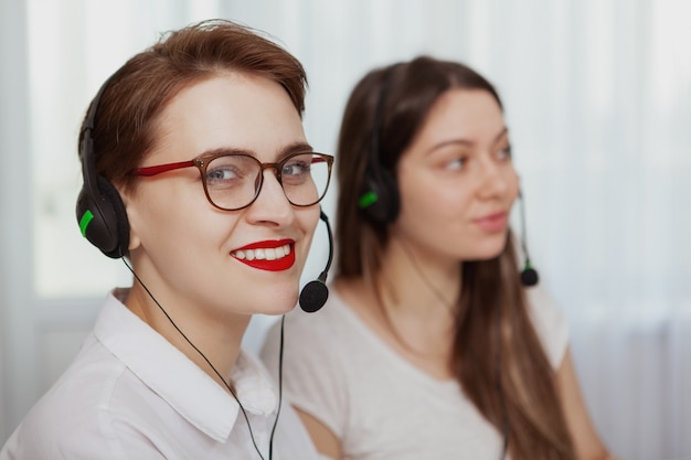 Deux femmes opérateurs de centres d'appels travaillant sur un ordinateur