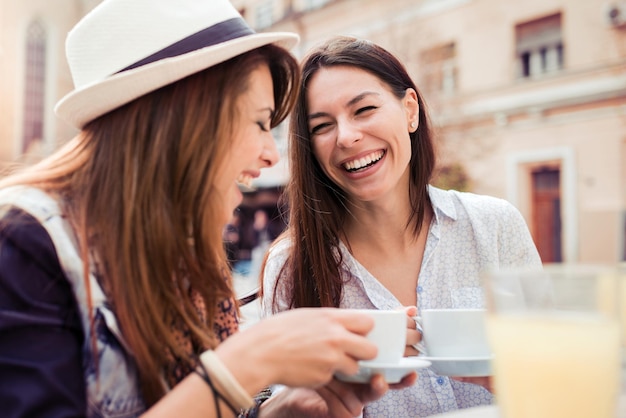 Deux femmes parlant au café