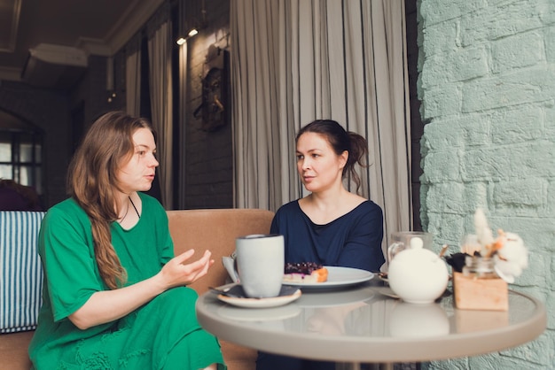 Deux femmes parlant et buvant du café au café