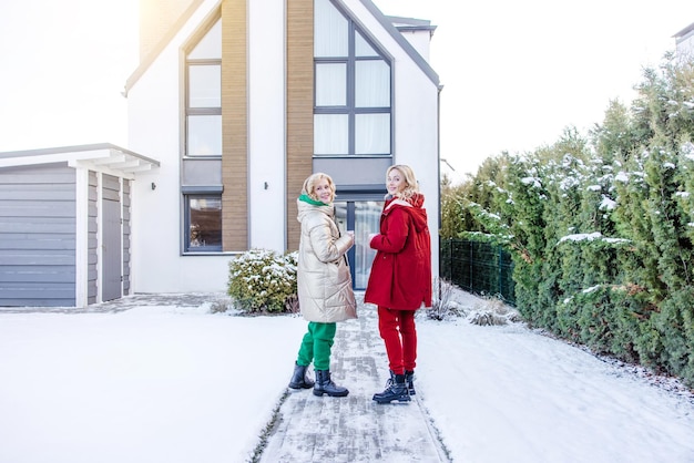 Deux femmes posant pour la caméra à l'extérieur du chalet