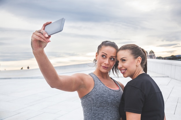 Deux femmes prenant un selfie après l&#39;entraînement