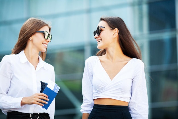 Deux femmes près de l'aéroport prennent l'avion