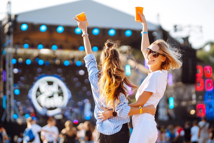 Photo deux femmes qui s'amusent au festival de musique, des amies qui boivent de la bière à une fête sur la plage.
