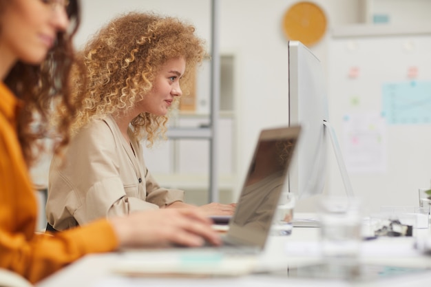 Deux femmes de race blanche travaillant au bureau