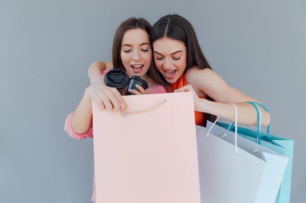 Deux femmes regardant à l'intérieur d'une boîte en carton