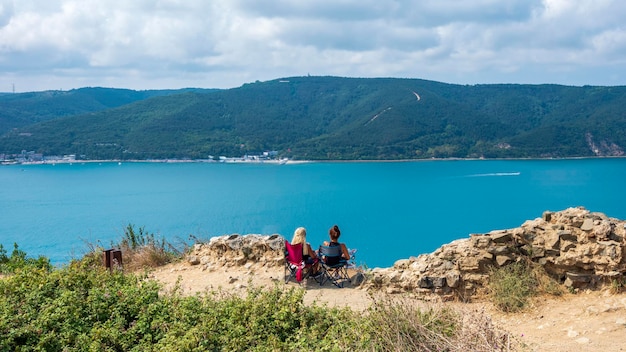 Deux femmes regardant la mer